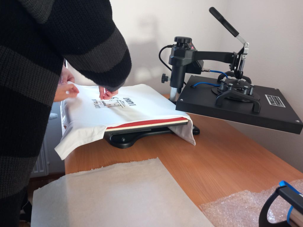 Fotografia ilustruje ako sa vyrába potlač na tričká.